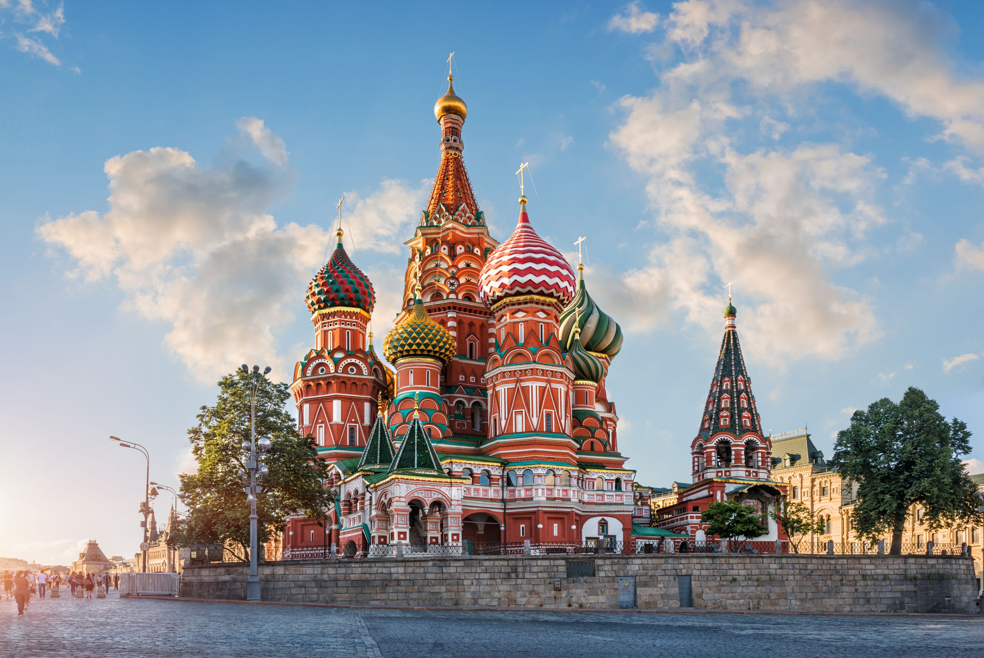 Облака на синем небе над Собором clouds in the blue sky over Cathedral