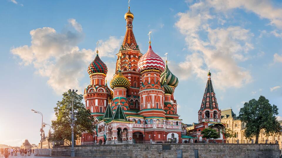 Облака на синем небе над Собором clouds in the blue sky over Cathedral