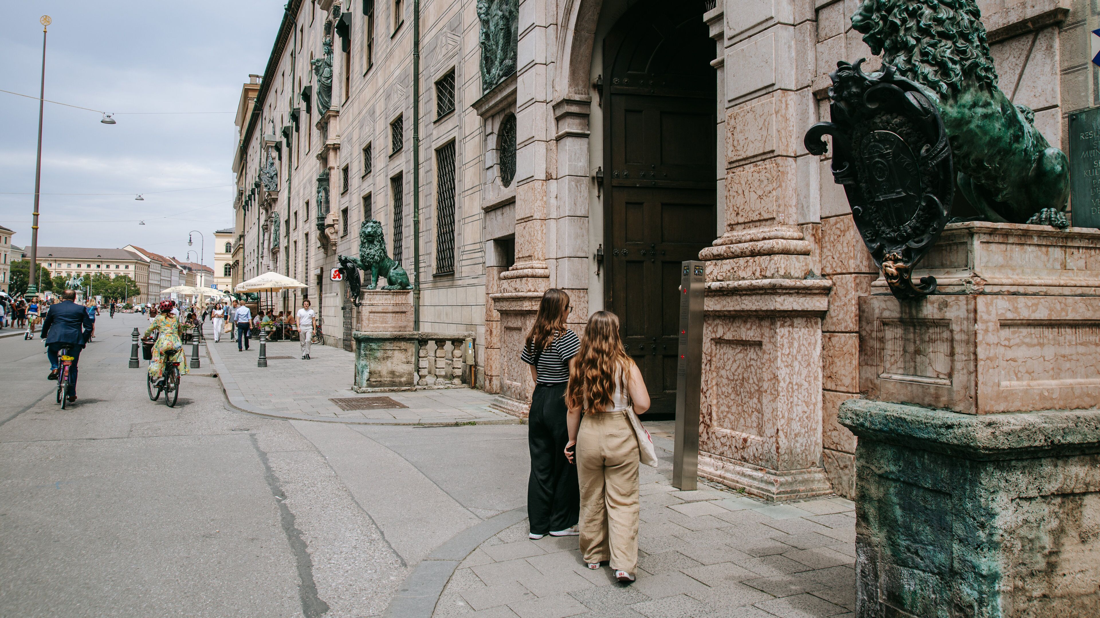 Residenz featuring street scenes and heritage elements