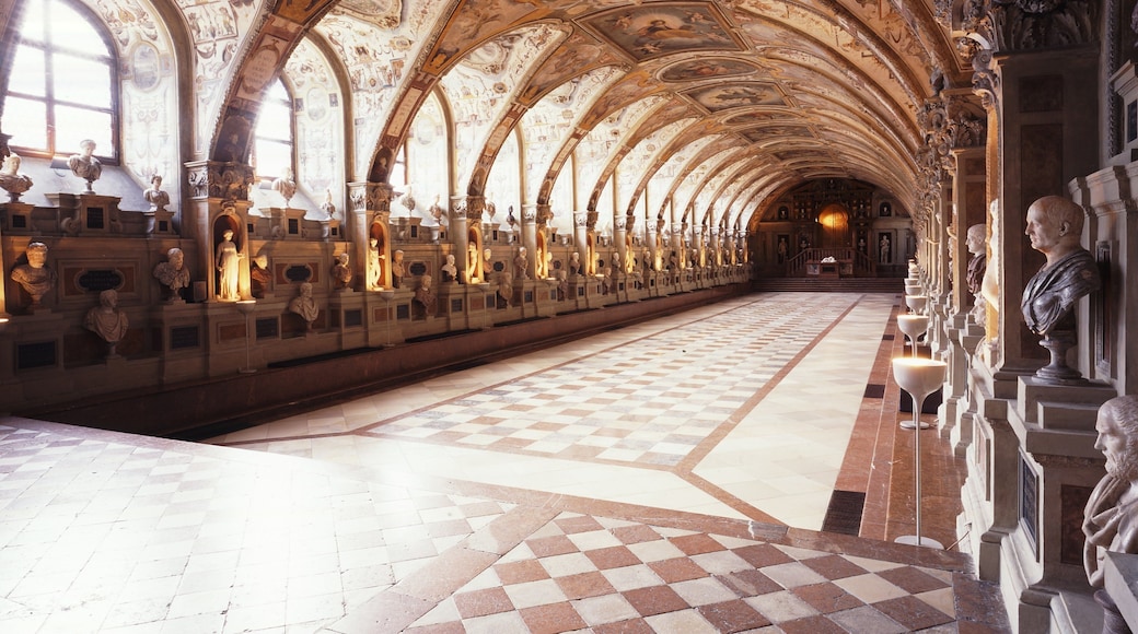 Residenz bevat interieur en historische architectuur