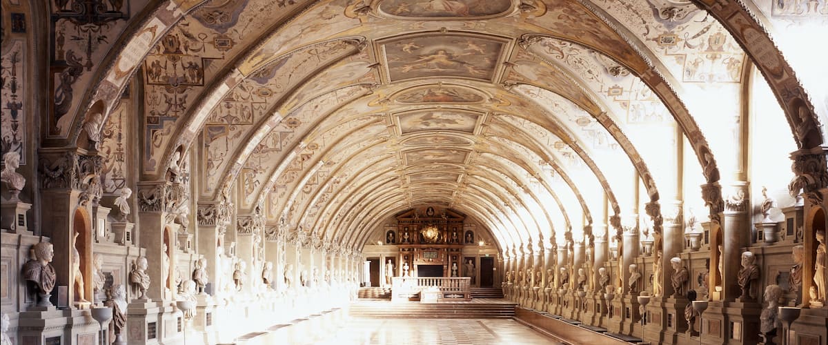 Residenz mostrando vistas interiores y patrimonio de arquitectura