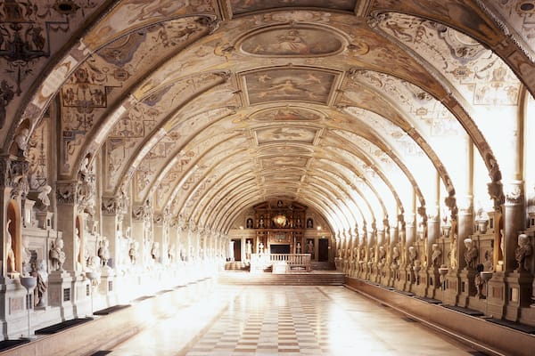 Residenz mit einem Innenansichten und historische Architektur