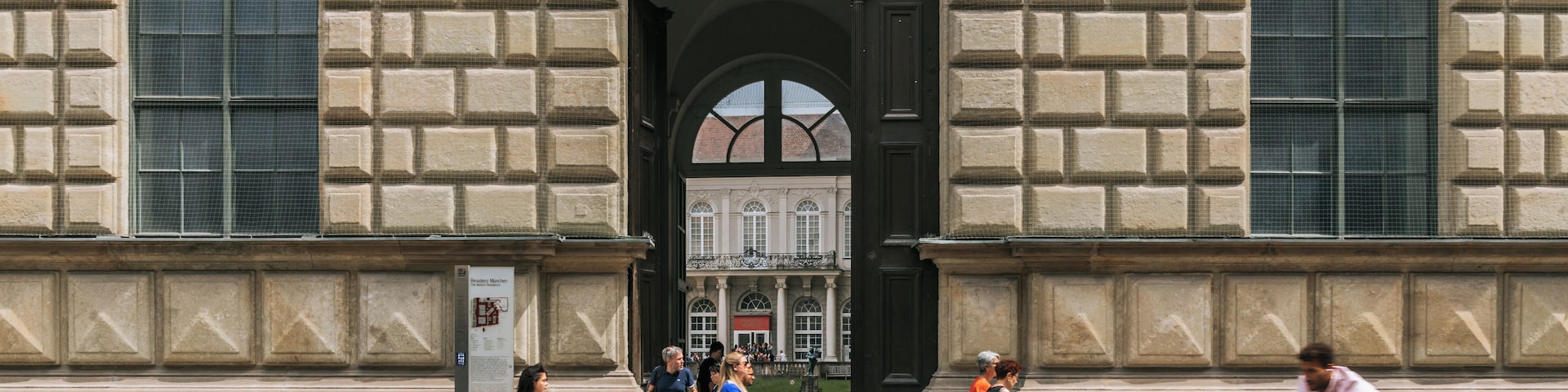 Un edificio histórico con la inscripción 'RESIDENZ MÜNCHEN' sobre la entrada.