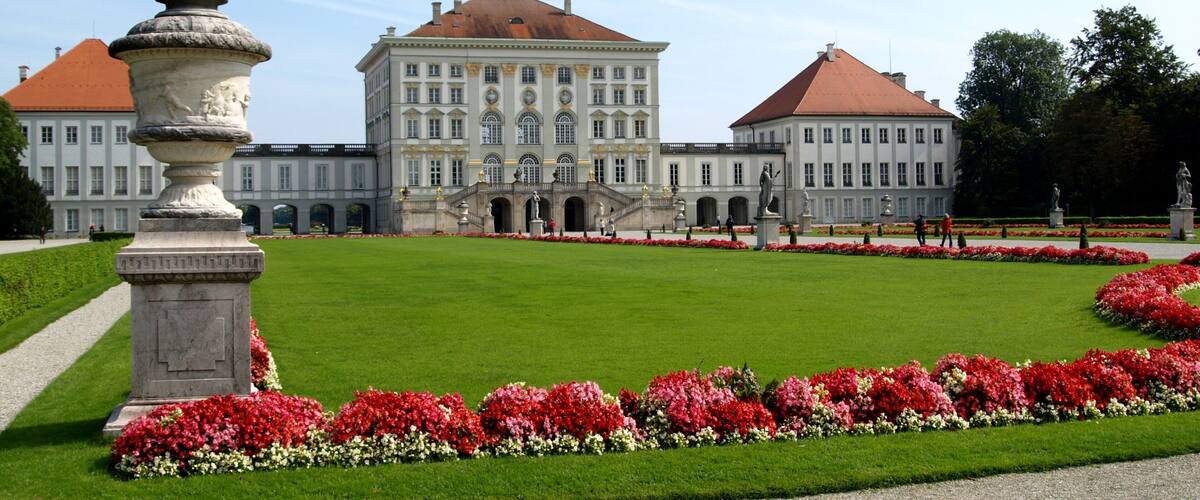 Schloss Nymphenburg das einen Burg und Blumen