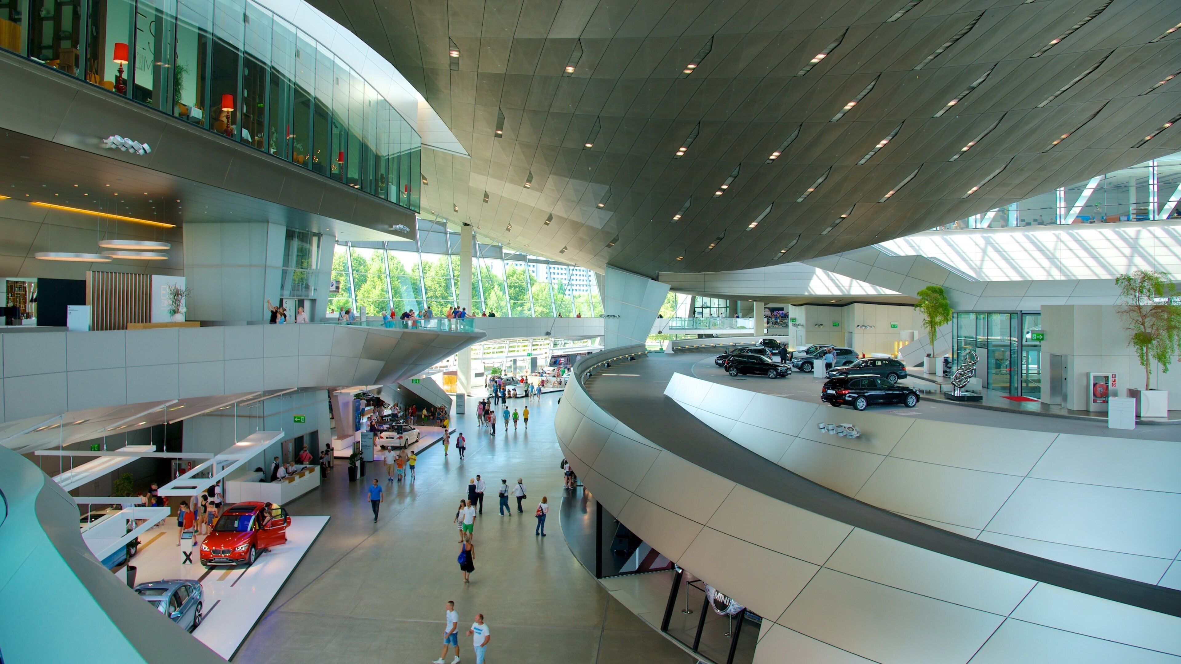 BMW ワールド 表示 屋内の眺め 及び 大勢の人々