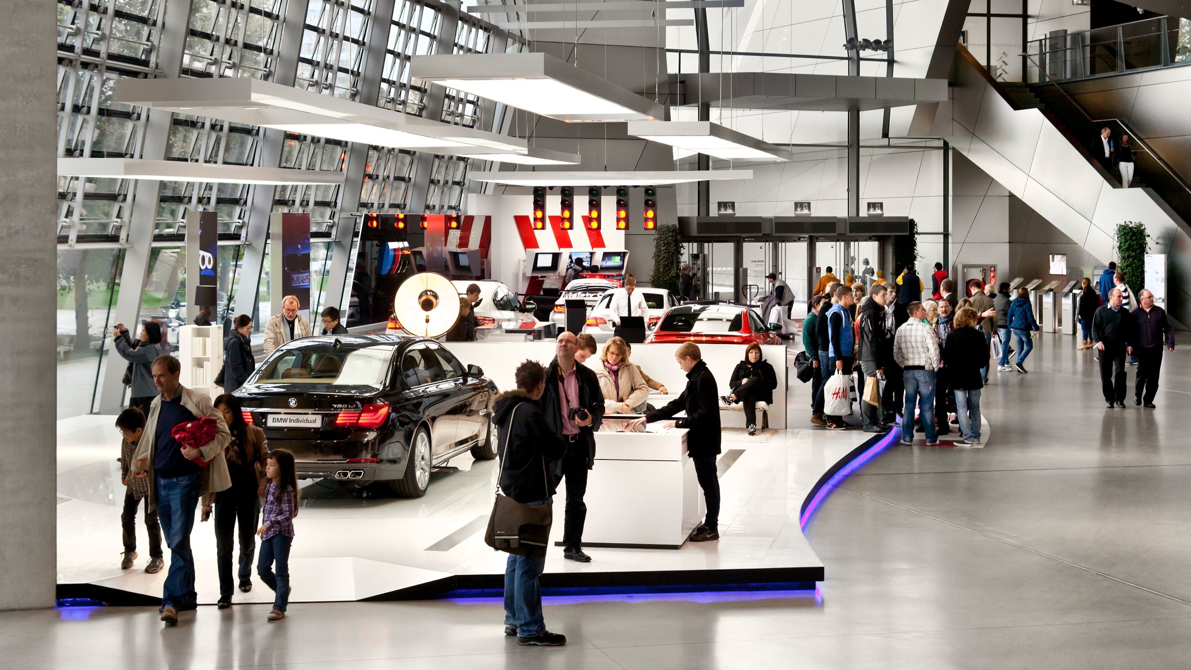 BMW ワールド フィーチャー 屋内の眺め 及び 大勢の人々