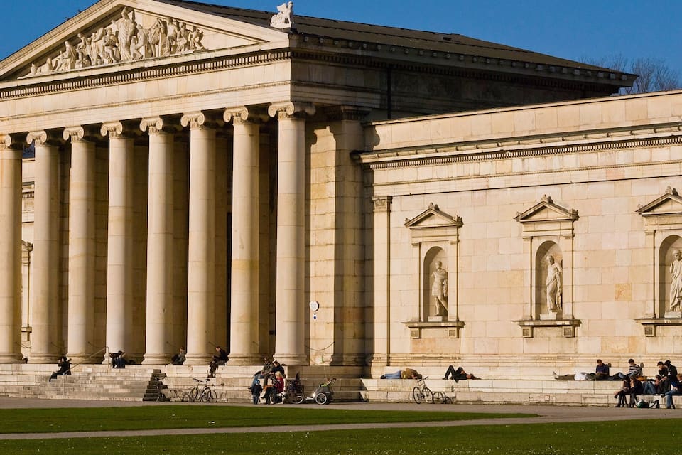 Un bâtiment de style classique, doté de grandes colonnes et de statues.