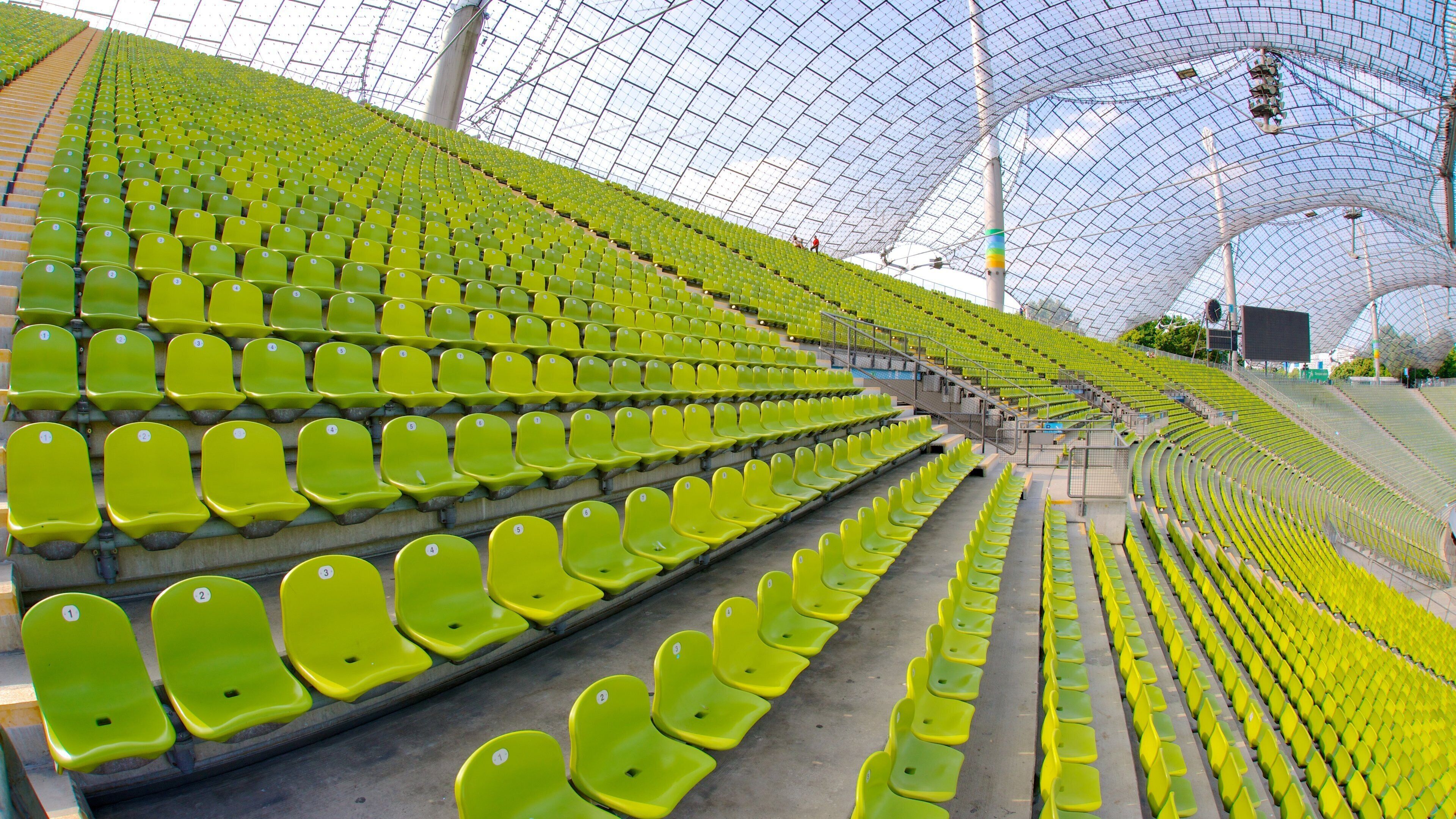 Sân vận động Ô-lim-pích cho thấy kiến trúc hiện đại và cảnh nội thất