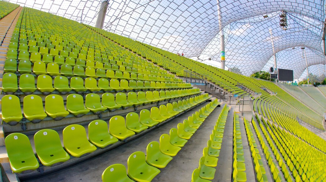 Sân vận động Ô-lim-pích cho thấy kiến trúc hiện đại và cảnh nội thất