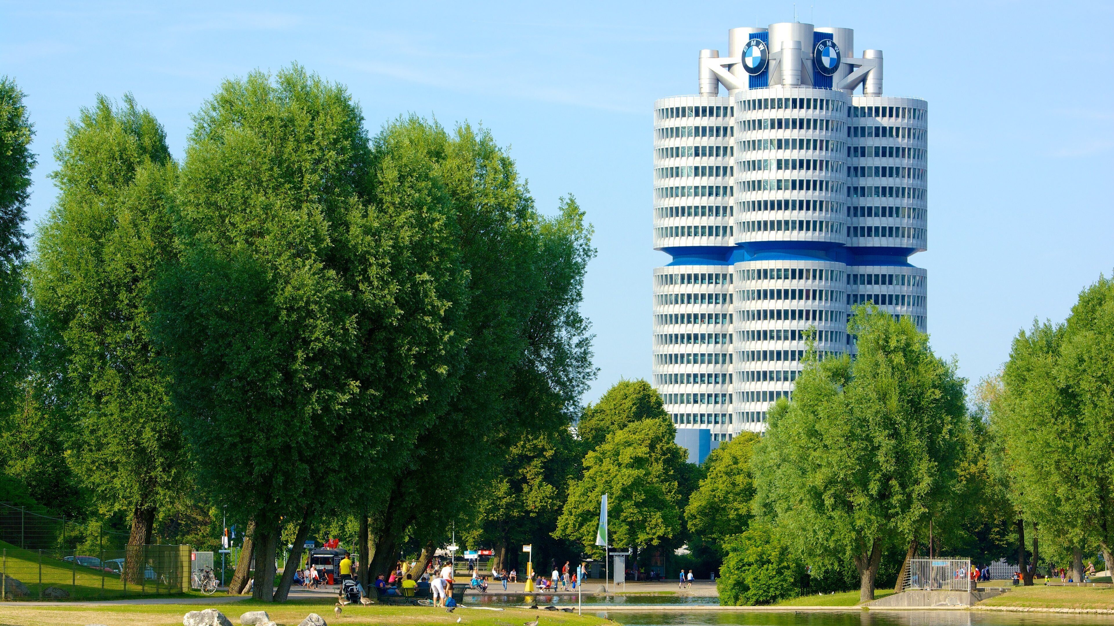 Am Riesenfeld featuring a high rise building and a park
