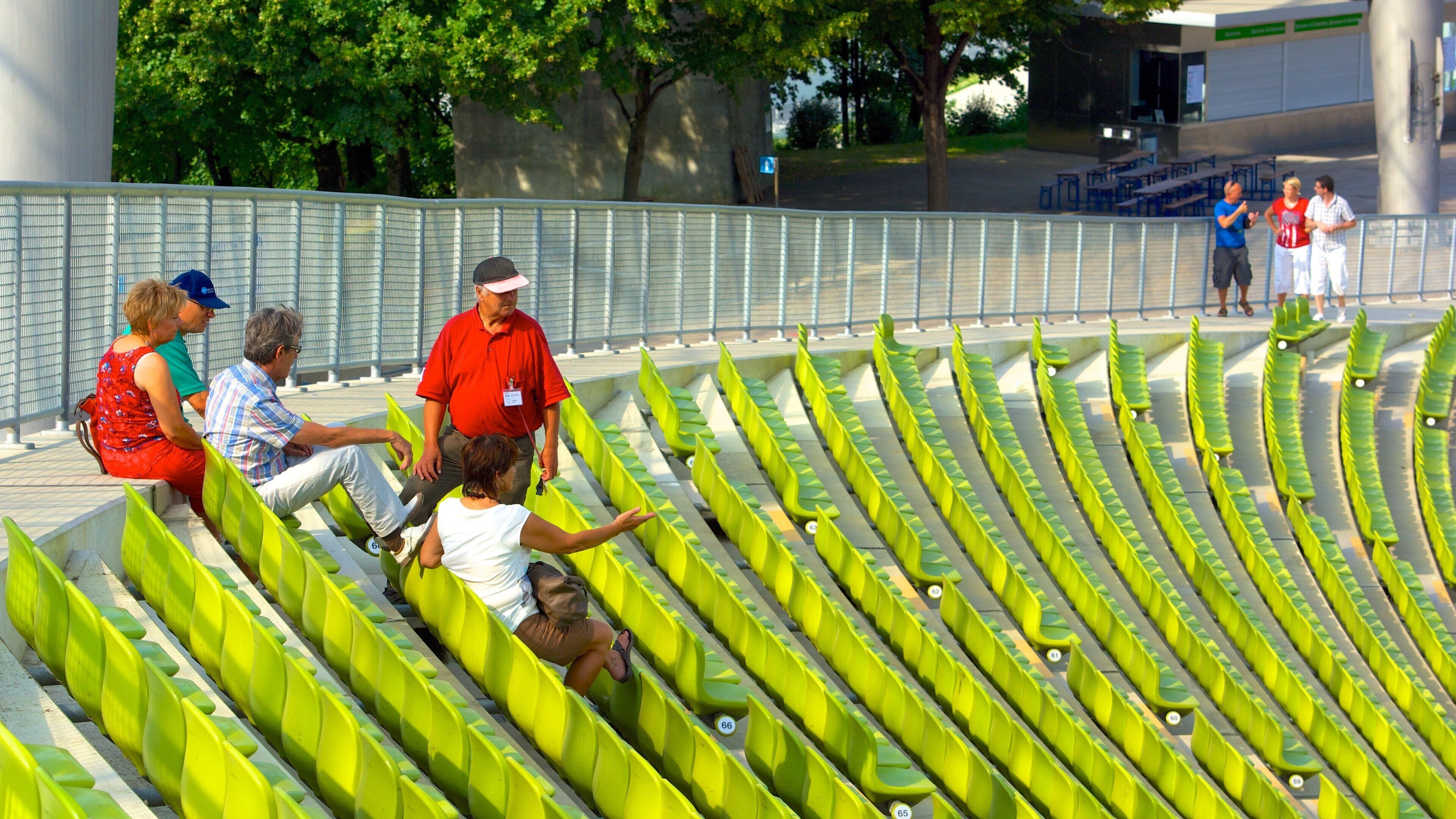 สนามกีฬาโอลิมปิก ตลอดจน คนกลุ่มเล็ก