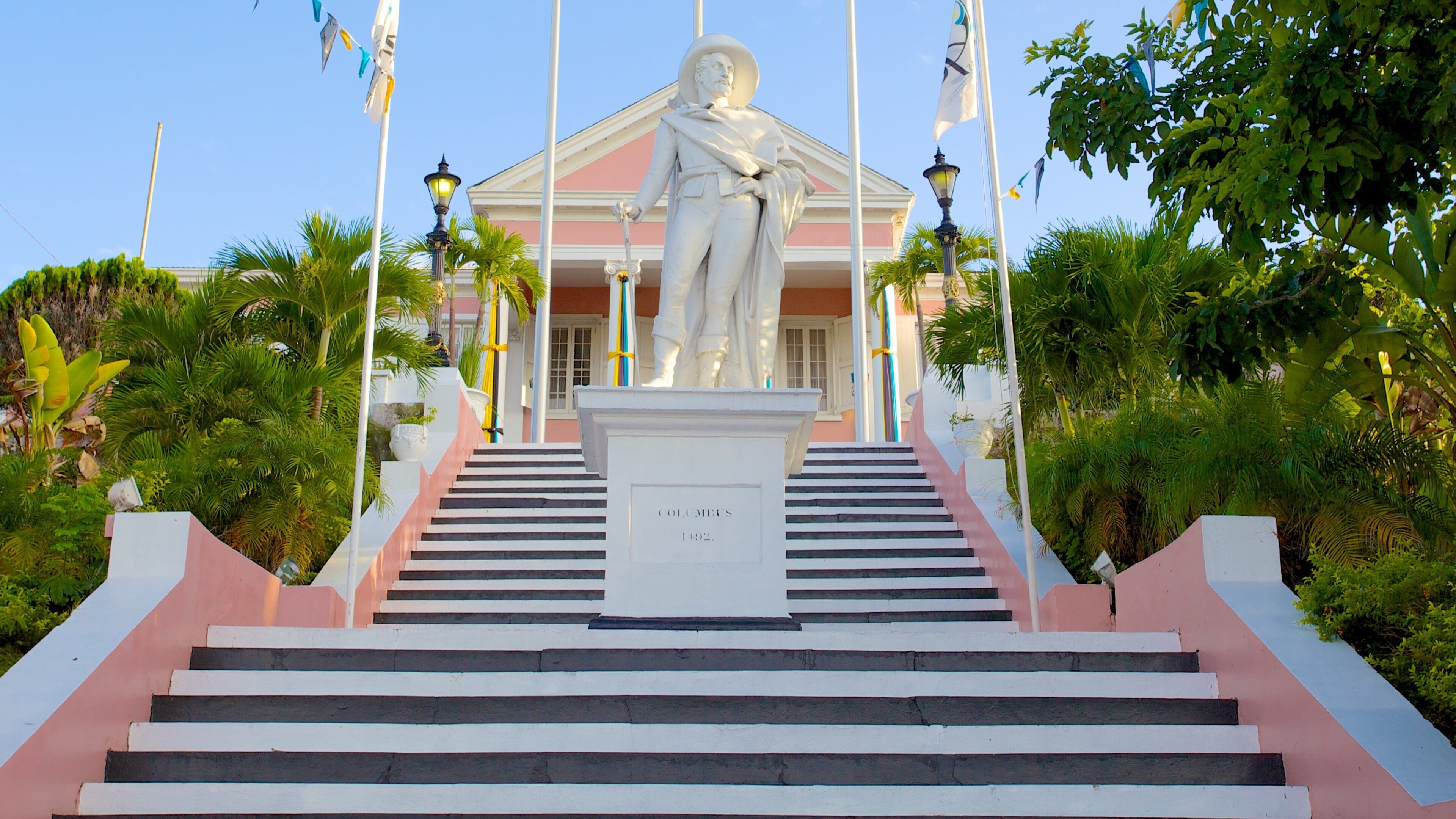Government House featuring an administrative buidling and a statue or sculpture