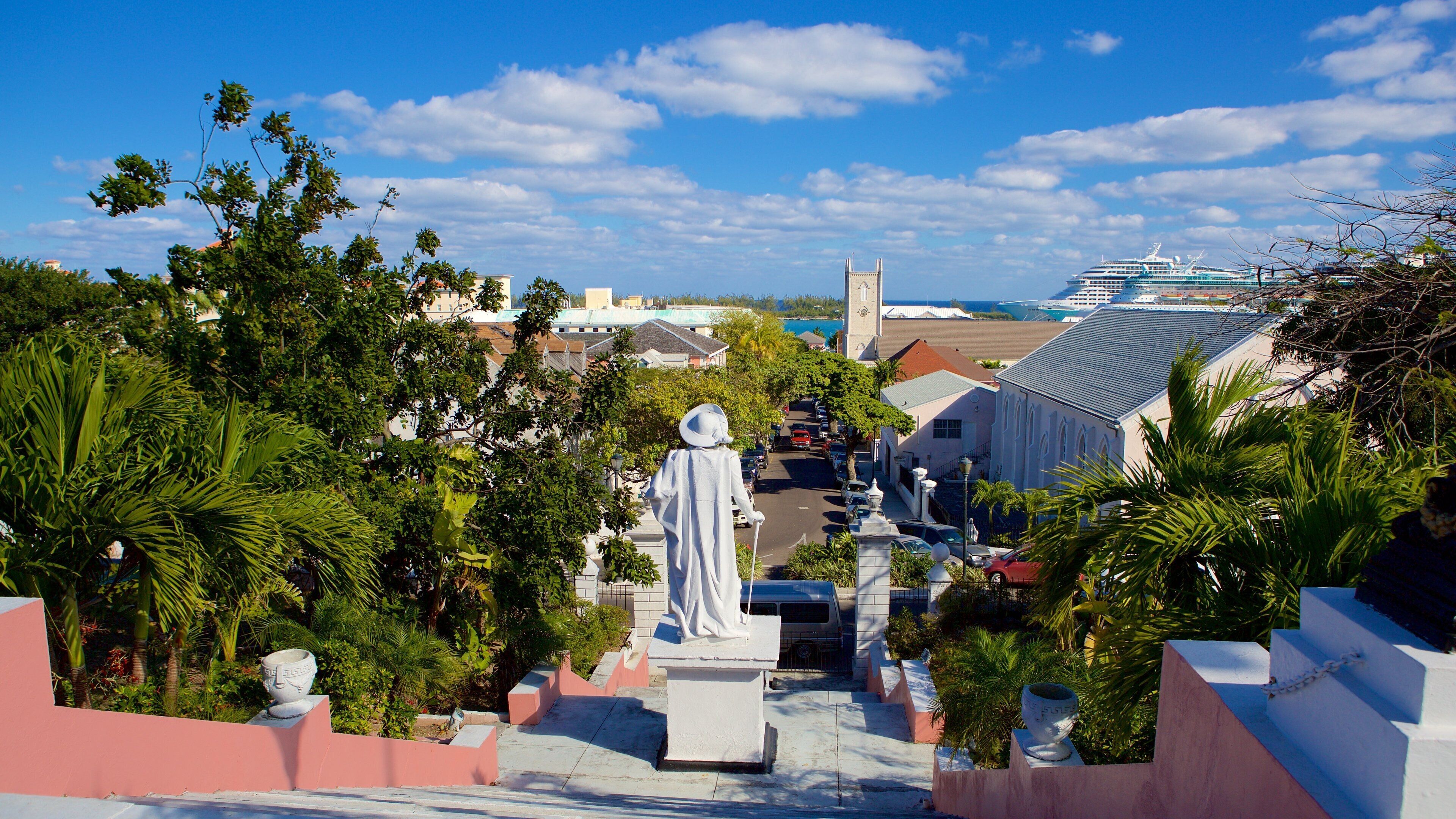 Government House featuring a statue or sculpture
