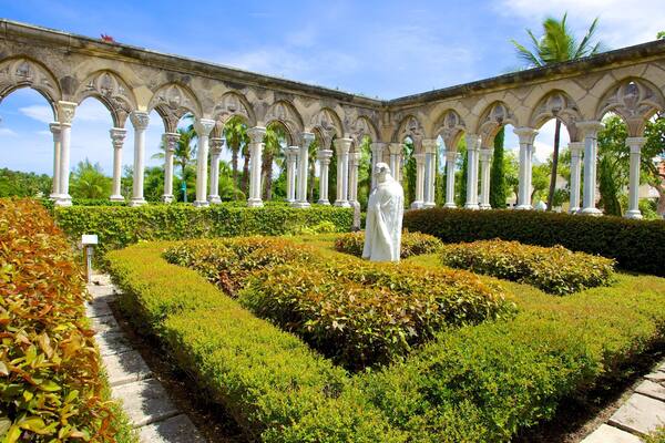 Versailles Gardens som visar en park, en staty eller skulptur och konst