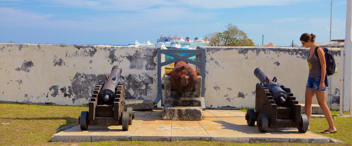 Fort Charlotte mit einem Geschichtliches sowie einzelne Frau