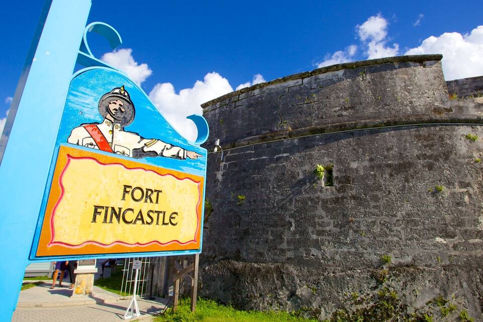 Señal de Fort Fincastle con fondo azul y un personaje de caricatura.