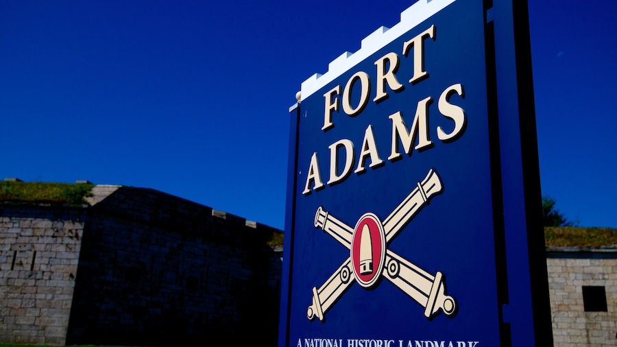 Parque estatal de Fort Adams que incluye señalización