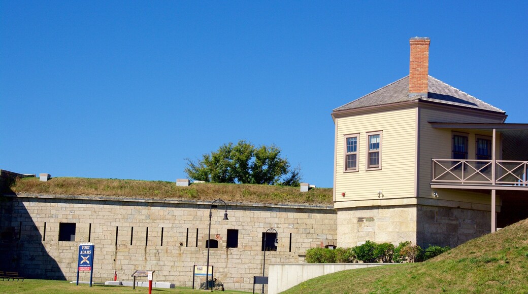 Parc d\'Ătat de Fort Adams mettant en vedette patrimoine architectural