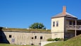 Un fort historique doté d’un mur en pierre et d’une petite tour.
