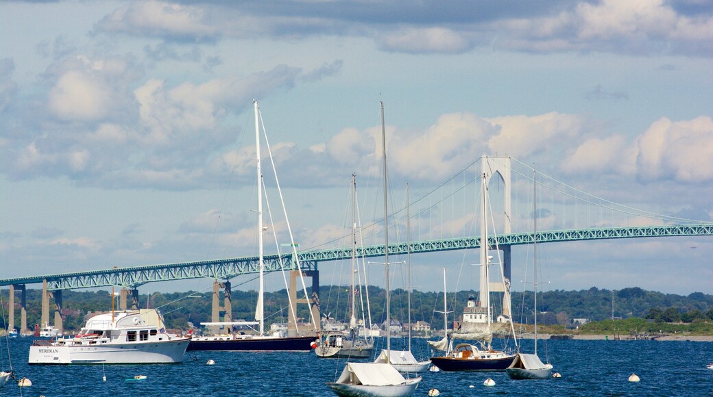 Parc d\'Ătat de Fort Adams montrant baie ou port et pont