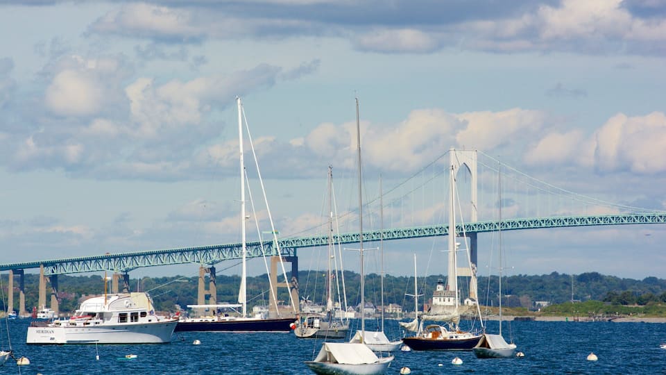 Eine Brücke über dem Wasser, darunter mehrere Boote.
