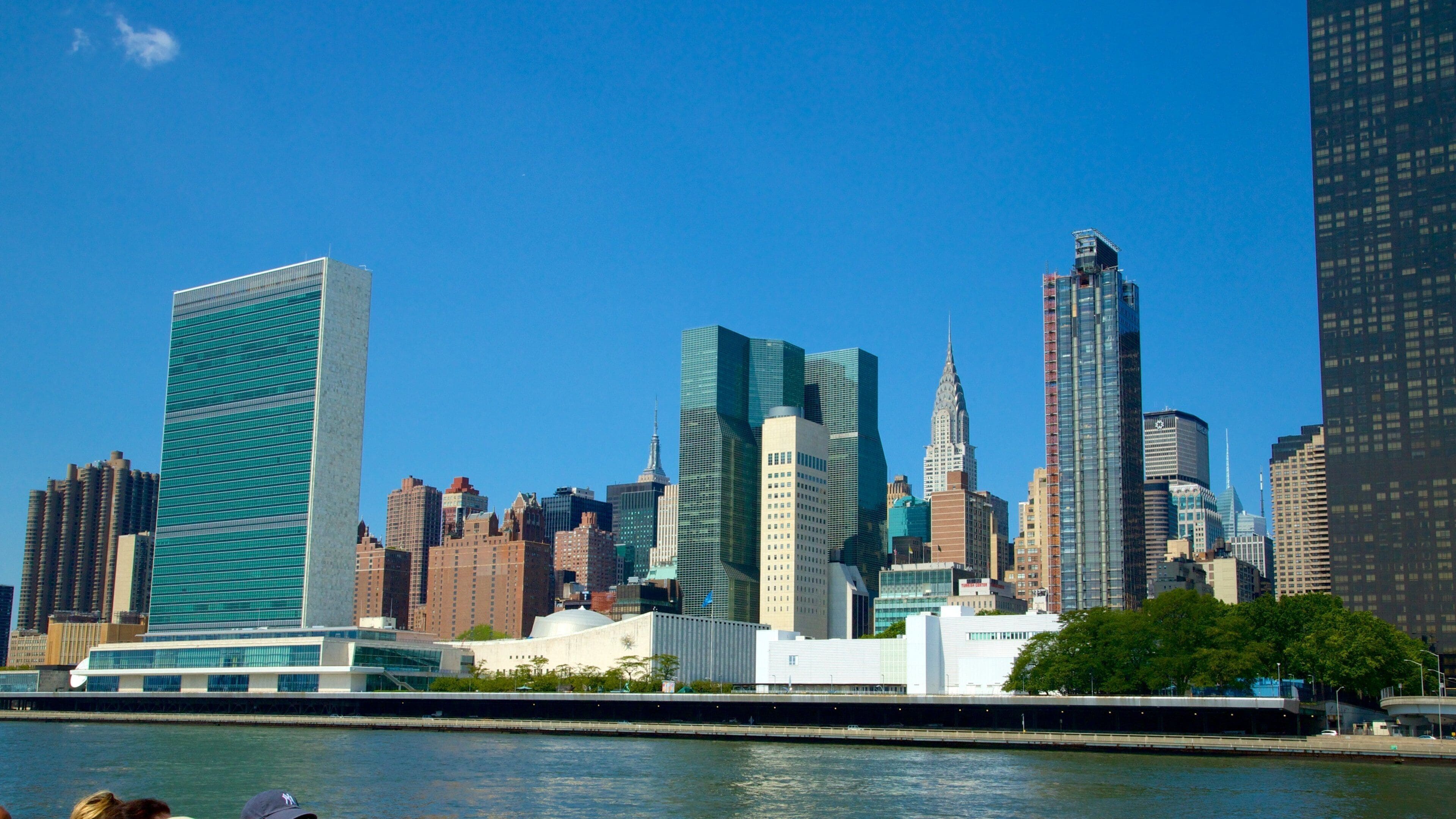 United Nations Headquarters showing a city