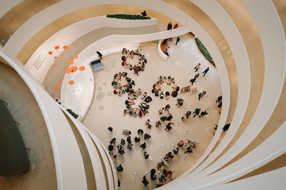 Una estructura arquitectónica moderna con varios niveles y líneas curvas.