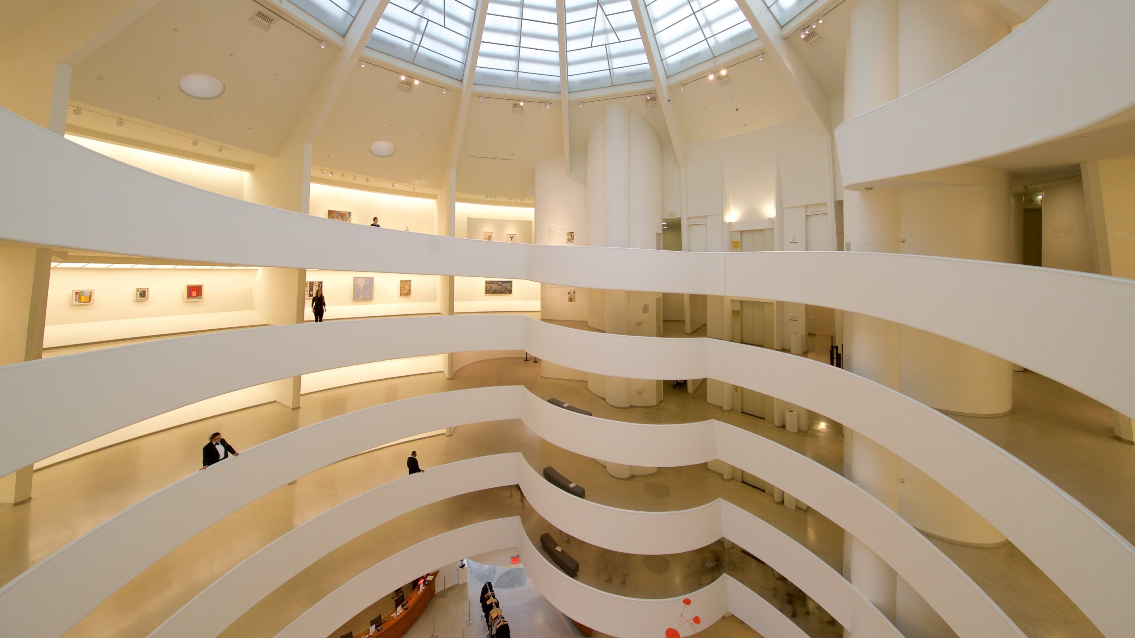 Solomon R. Guggenheim-museet fasiliteter samt innendørs og kunst
