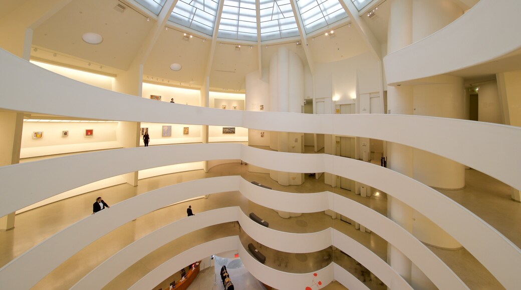Museo Solomon R. Guggenheim mostrando arte y vistas interiores