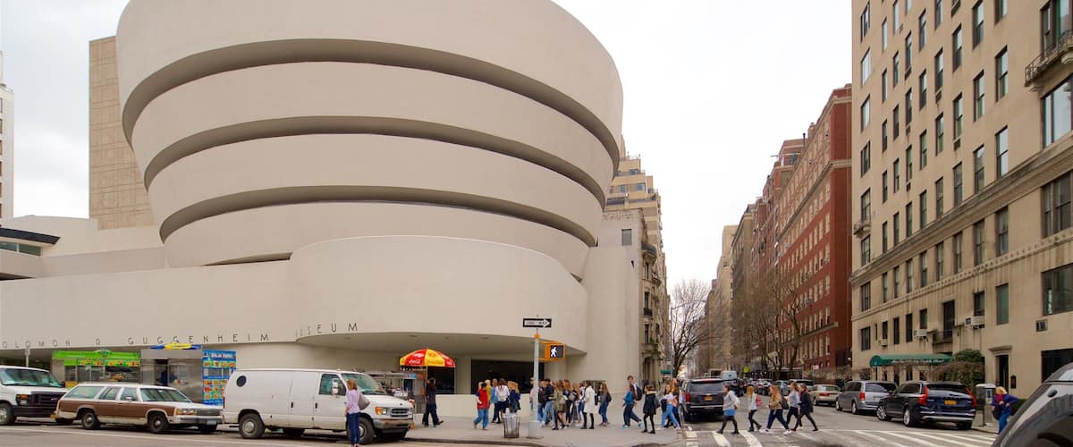 Solomon R. Guggenheim Museum mit einem Stadt sowie kleine Menschengruppe