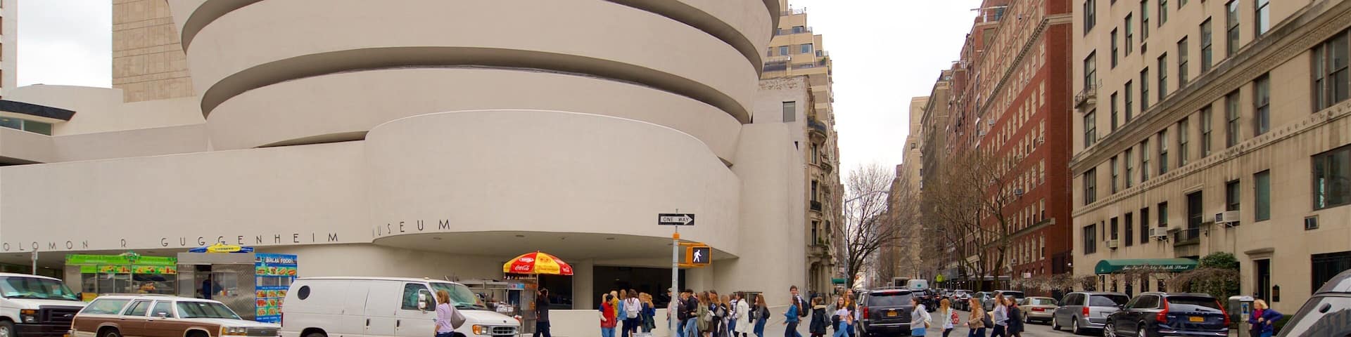 Solomon R. Guggenheim Museum mit einem Stadt sowie kleine Menschengruppe