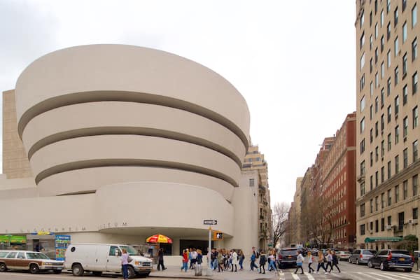 Musée Solomon R. Guggenheim qui includes ville aussi bien que petit groupe de personnes