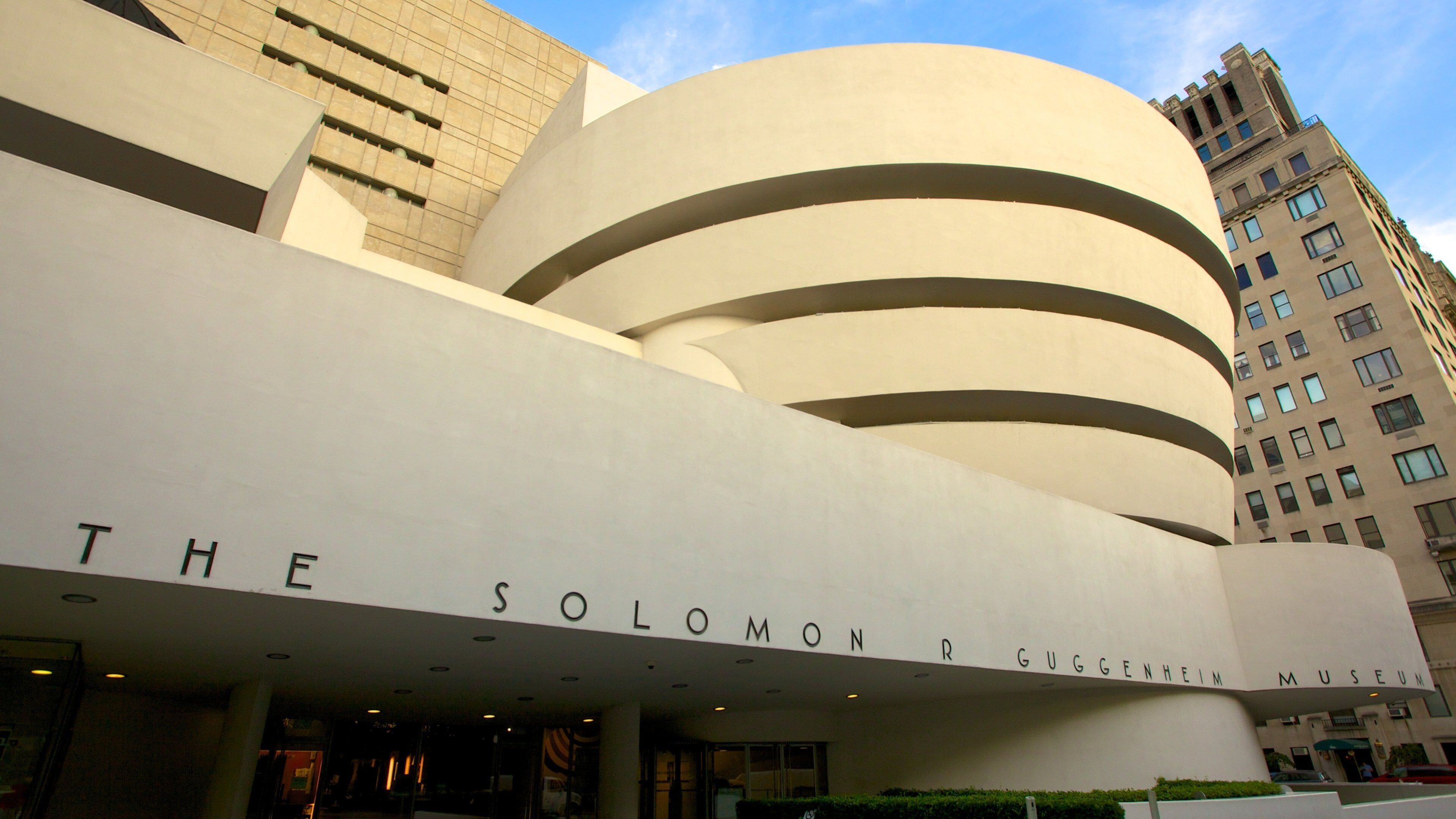 Het Solomon R. Guggenheim Museum, met een unieke gebogen gevel en een grote ronde structuur.