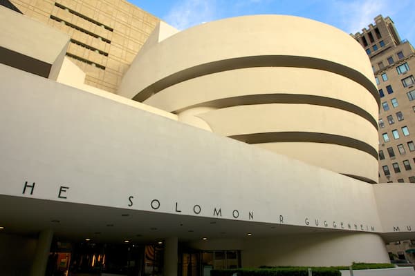 Das Solomon R. Guggenheim Museum mit einer einzigartigen, geschwungenen Fassade und einer großen, kreisförmigen Struktur.