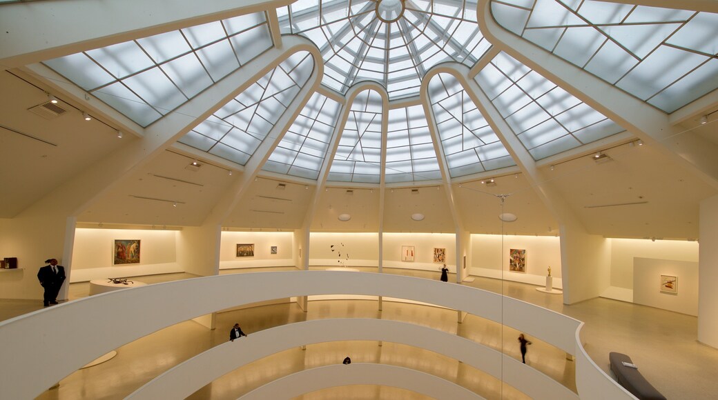 Museo Solomon R. Guggenheim que incluye vistas interiores
