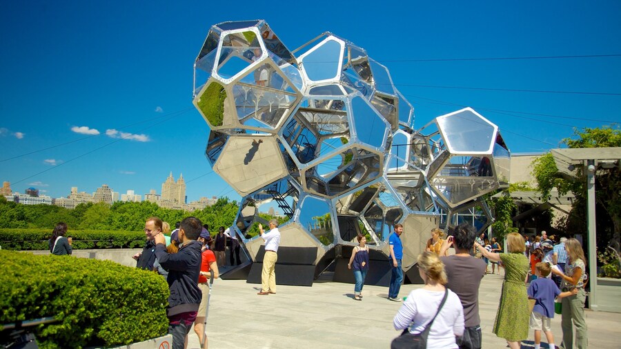 Museo de Arte Metropolitano ofreciendo un parque o plaza, arte al aire libre y arquitectura moderna