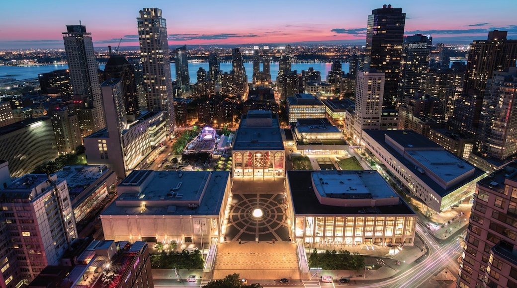 Lincoln-senteret for utøvende kunst fasiliteter samt by, nattbilder og blokk