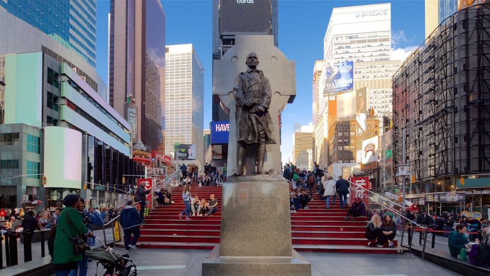 Times Square featuring patsas tai veistos, kaupunkinäkymät ja korkea rakennus