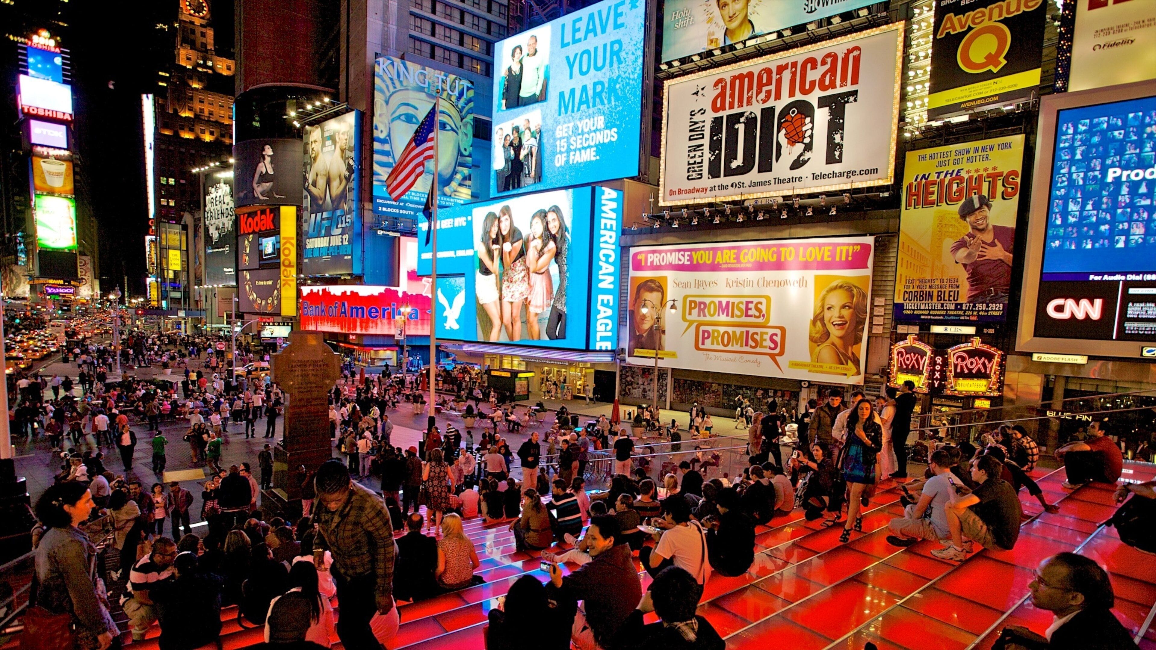 Times Square mostrando uma praça ou plaza, vida noturna e cenas noturnas