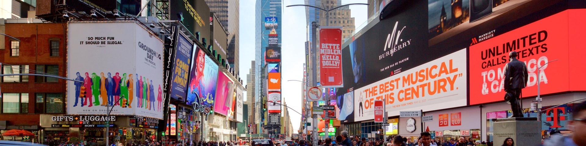 Times Square ofreciendo señalización, centro de negocios y un rascacielos