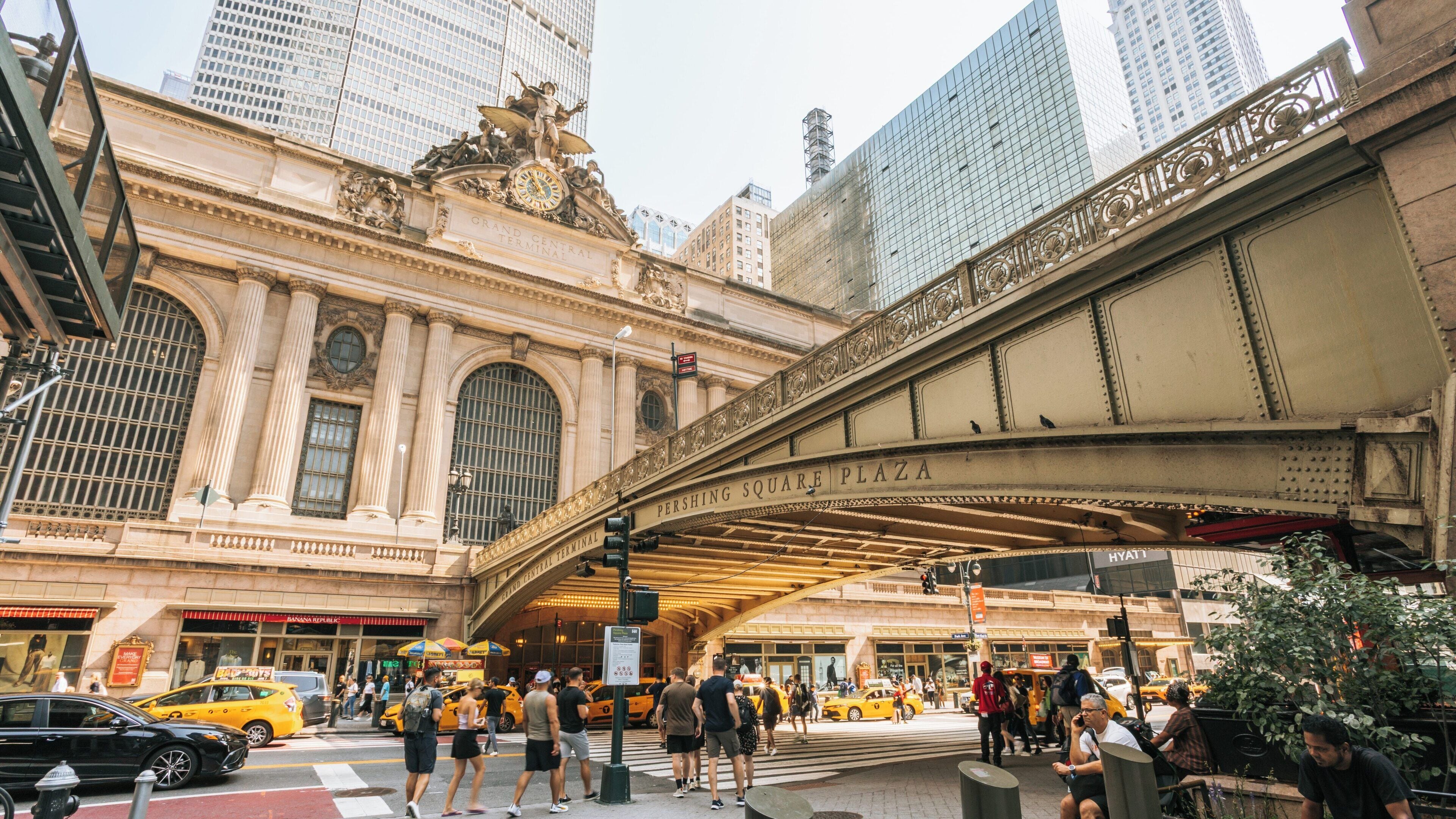Grand Central Terminal showcases its iconic architecture and bustling atmosphere in Manhattan, New York, capturing the essence of urban life effortlessly