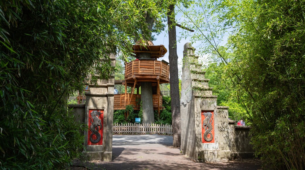 Bronx Zoo which includes heritage elements