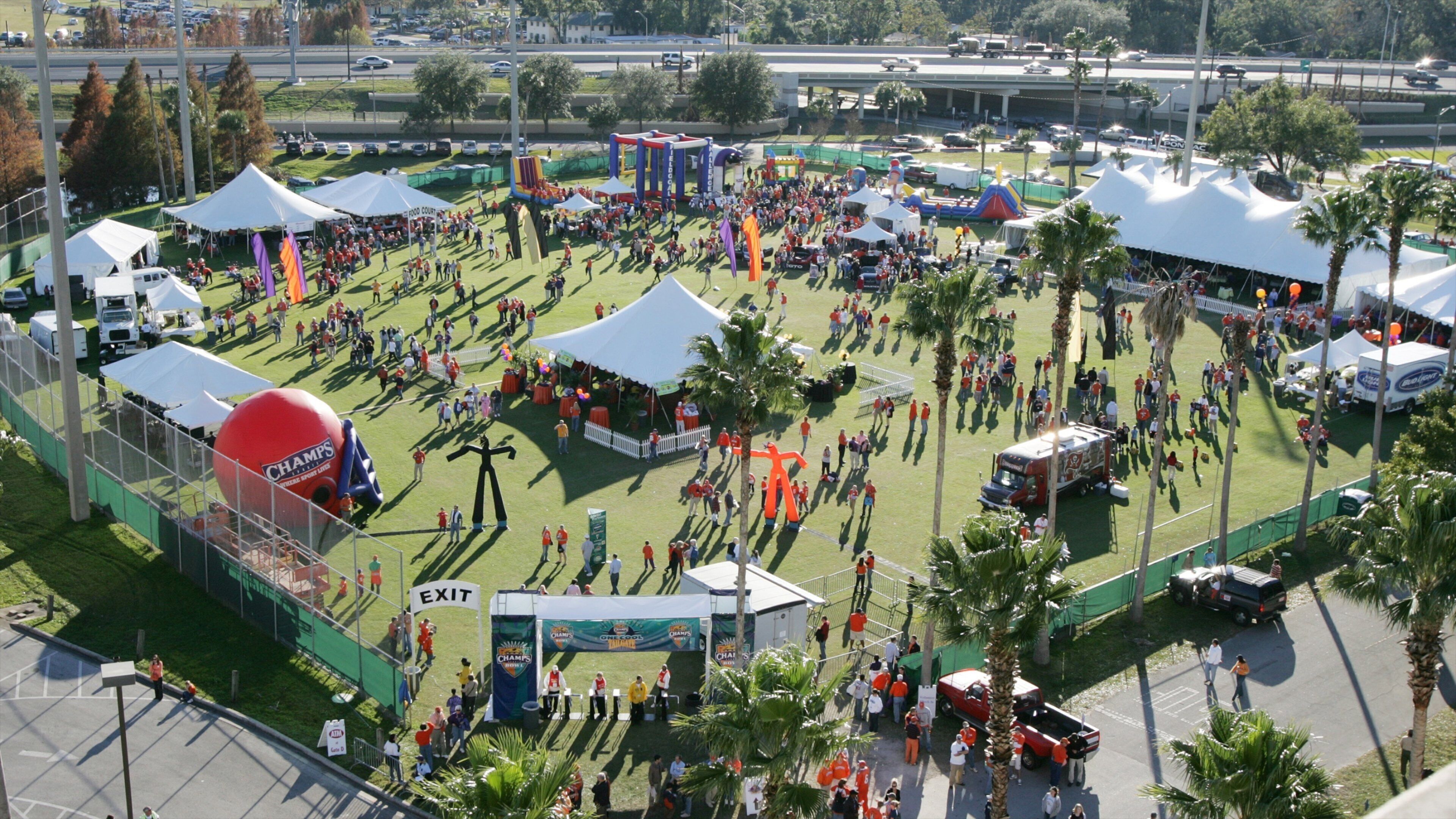 Orlando featuring a sporting event and a square or plaza as well as a large group of people