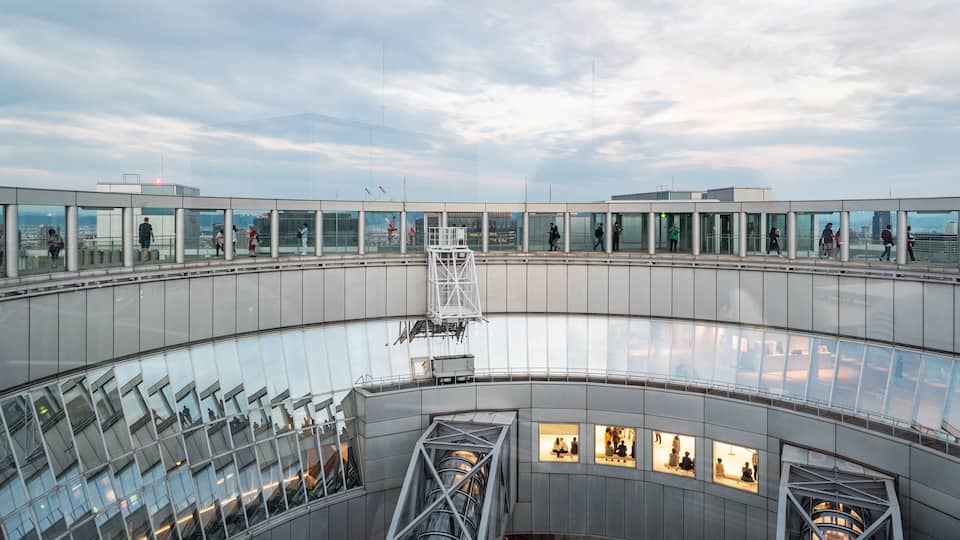 Kuchu-Teien Observatory showing views and modern architecture