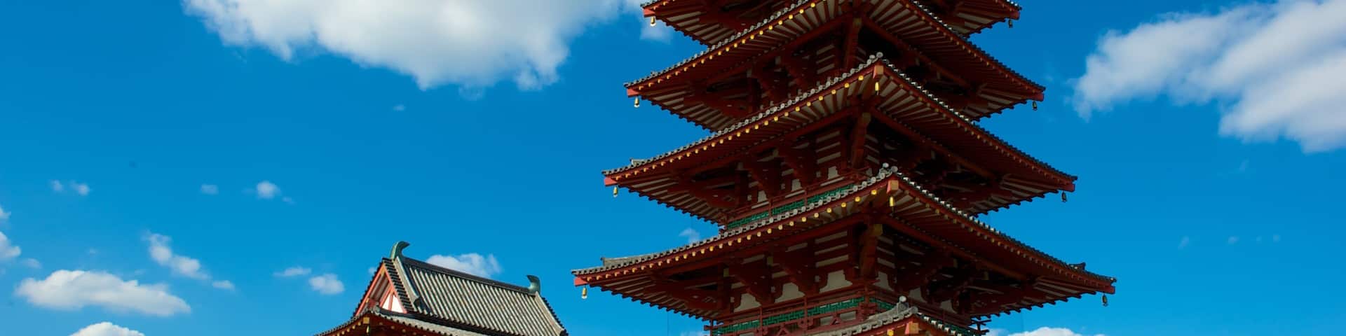 Shitennoji Temple showing skyline, religious aspects and a temple or place of worship