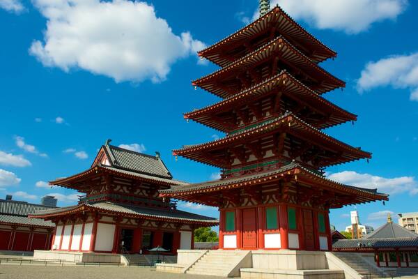Templo Shitennoji mostrando horizonte, elementos religiosos y patrimonio de arquitectura