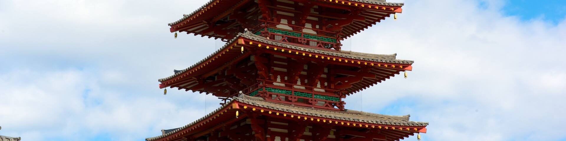 Templo Shitennoji ofreciendo elementos religiosos, patrimonio de arquitectura y un templo o lugar de culto