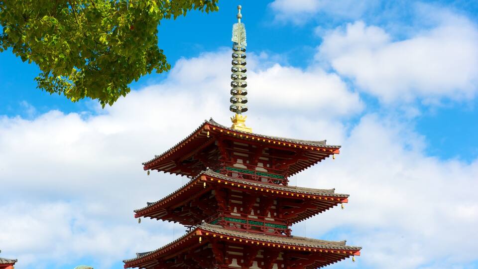 Shitennoji Temple which includes heritage architecture, religious aspects and a temple or place of worship