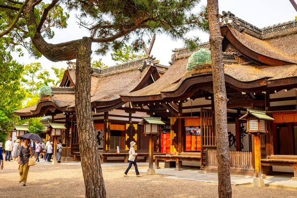 Sumiyoshi Taisha Shrine showing a temple or place of worship, heritage elements and street scenes