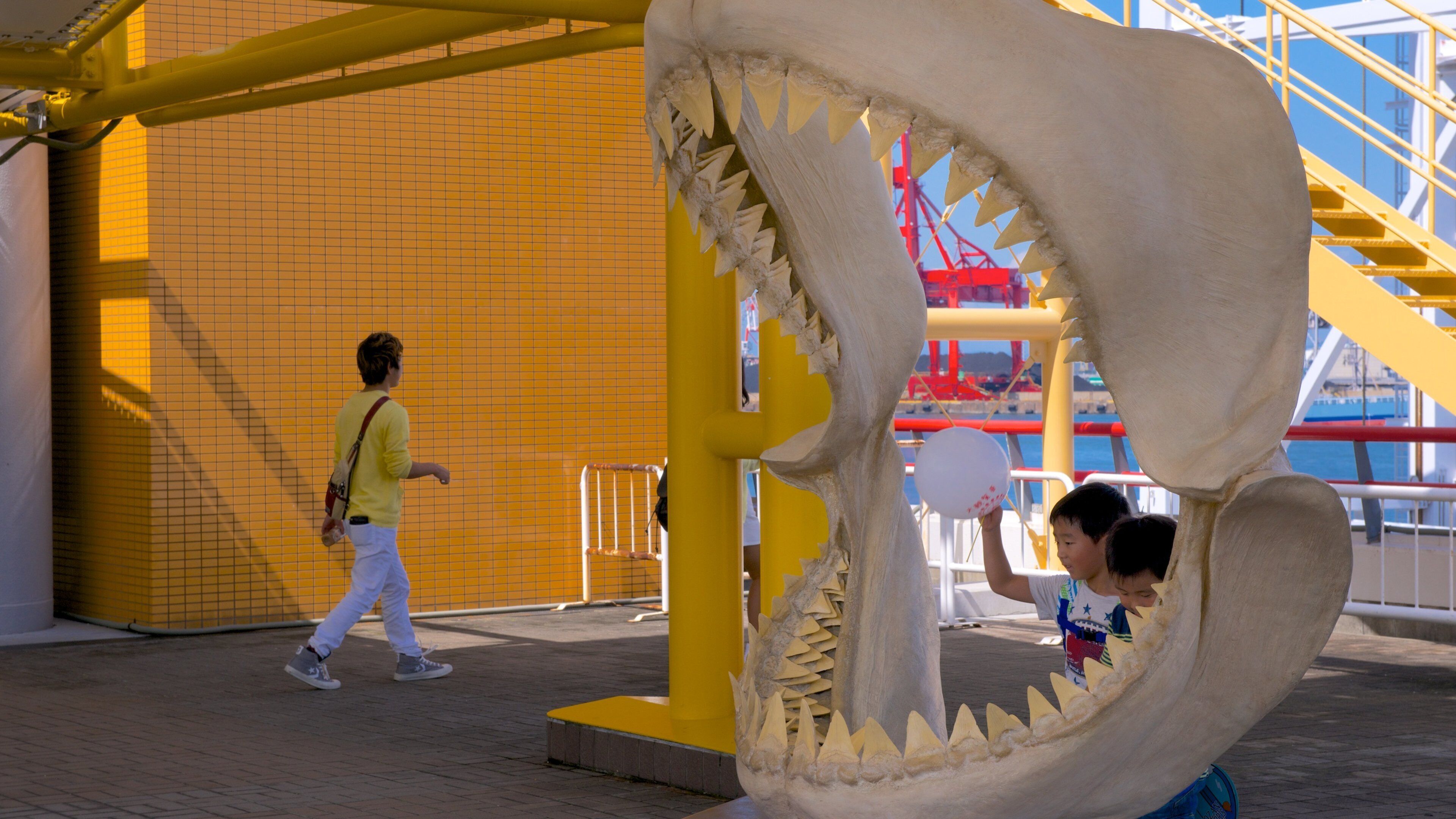 Osaka Aquarium Kaiyukan showing marine life and interior views